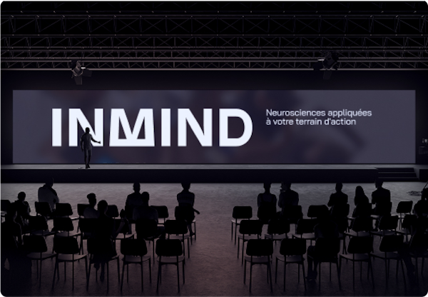 Salle de formation INMIND avec des chaises disposées face à un grand écran